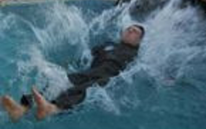 Orgeneral 'Genç kartalları' havuza attı