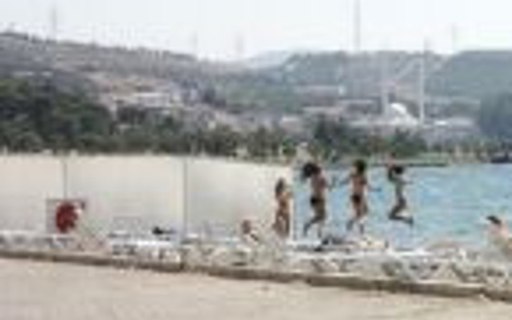 Tatilcilerden paravana tepki