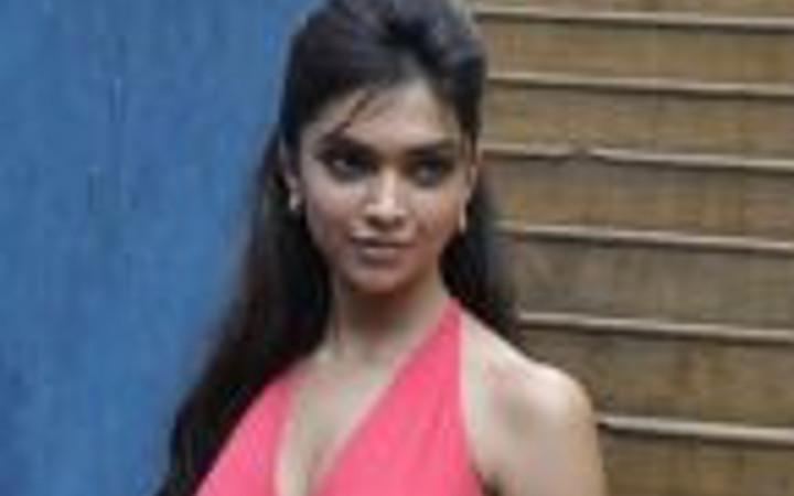 Deepika Padukone'nin dekoltesi olay yarattı