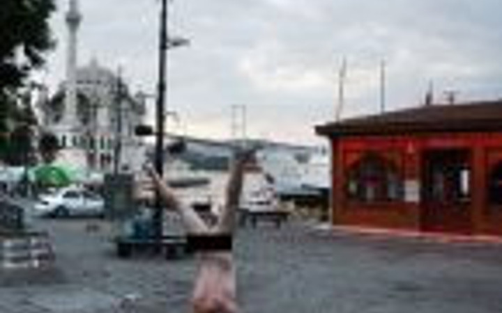 Dünyayı çıplak geziyor!