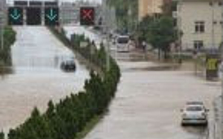 Dev dalgalar sahil yolunu yuttu