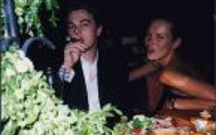 Ünlü isimlerin samimi pozlarını paylaştı