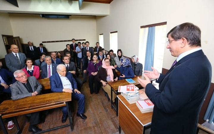 Davutoğlu'ndan dizi setine süpriz!