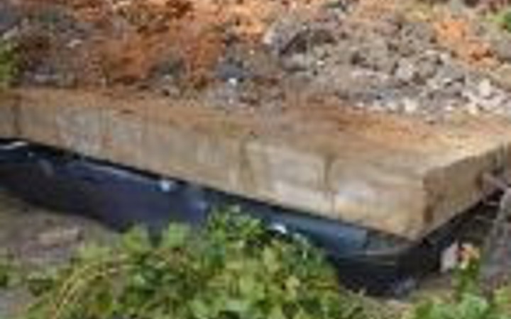 İstinat duvarı çöktü, 13 araç altında kaldı