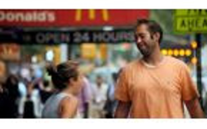 Evsiz ama her gece bir kadınla...