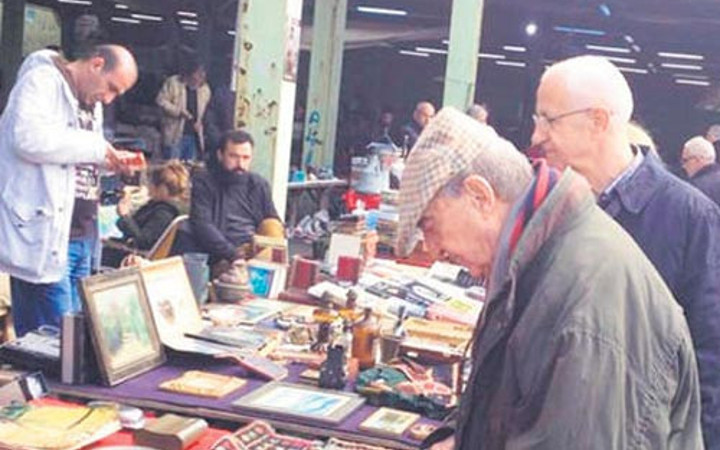 Ünlü iş adamını bit pazarında görenler şaşkına döndü