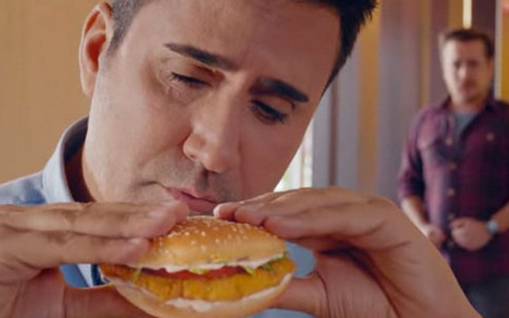 Emrah marka yüzü oldu! Bakın ne kadar aldı?