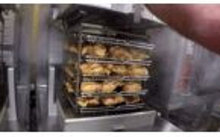 Tavuk kızartmaları böyle hazırlanıyor