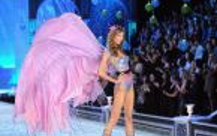 Meleklerin kanatları ona emanet