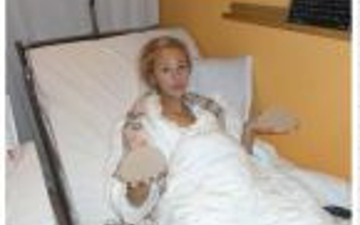 20 yaşına gelmeden 12 estetik yaptırdı!