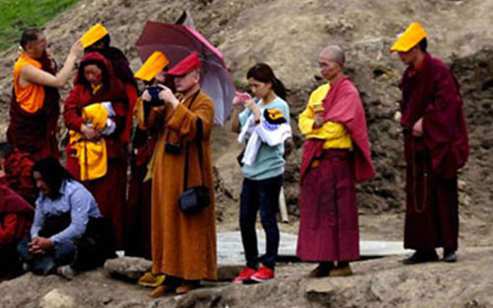 İnanılmaz gelenek! Ölülerini akbabalara yem ediyorlar...
