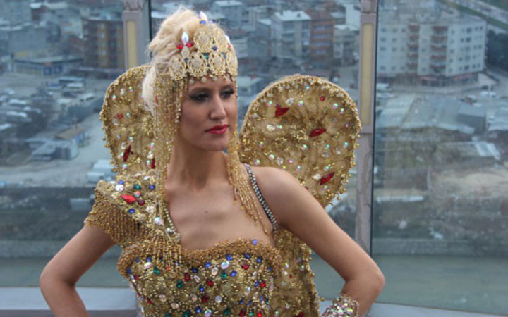 Dünyanın en pahalı gelinliği alıcısını beklıyor