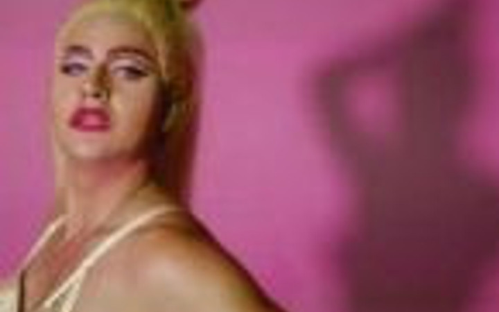 Madonna'ya benzemek isteyen adam!