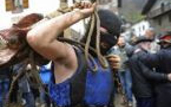 Ölmüş hayvan başlarıyla...