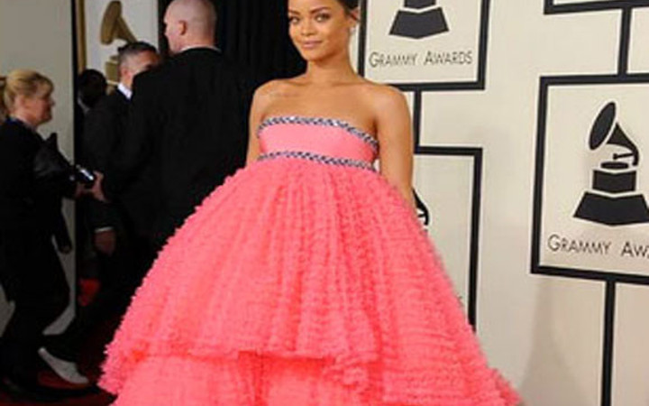 Rihanna'nın elbisesi sosyal medyaya damga vurdu