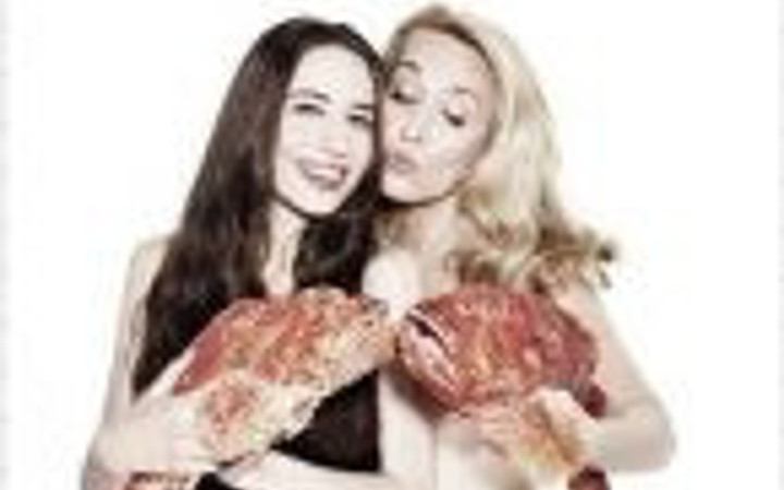 Balıklar için çırılçıplak soyundular