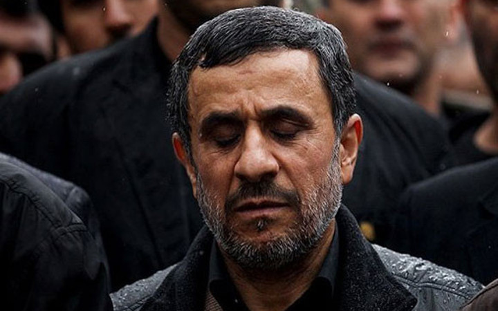Ahmedinejad annesinin mezarına girdi