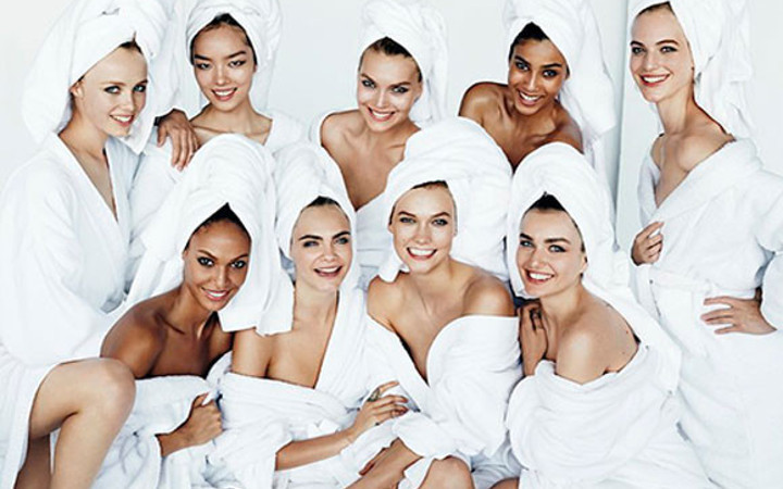 Ünlü mankenler havluyla poz verdiler