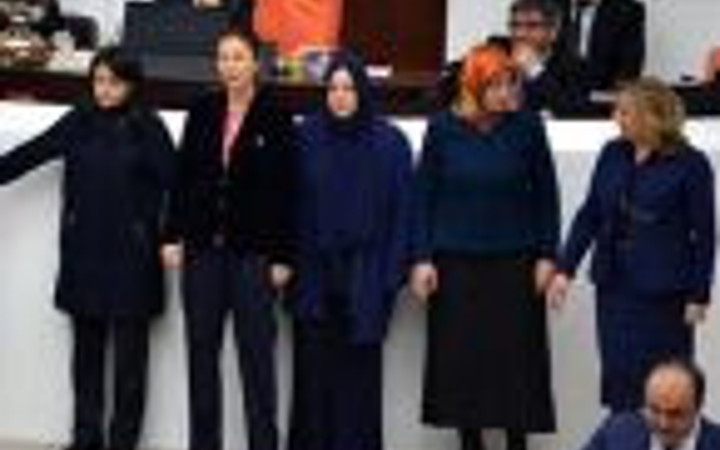 AK Partili kadın milletvekilleri divan önünde el ele tutuştular
