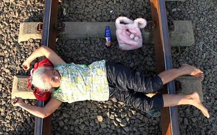 Endonezya'da şifa için demiryoluna gidiyorlar