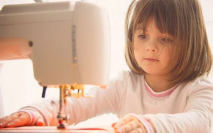 5 yaşında kendi kıyafetlerini tasarlıyor