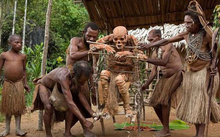 Papua Yeni Gine'de korkunç gelenek