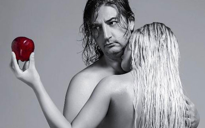 Çelik yine soyundu!