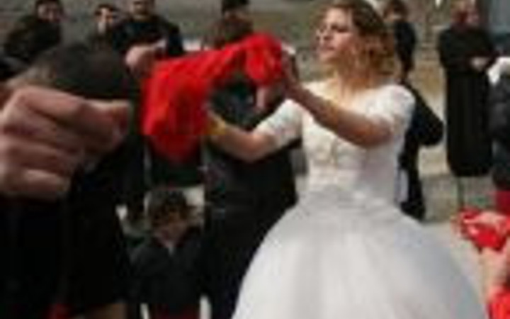 Cezaevi önünde gelinlikle bekledi