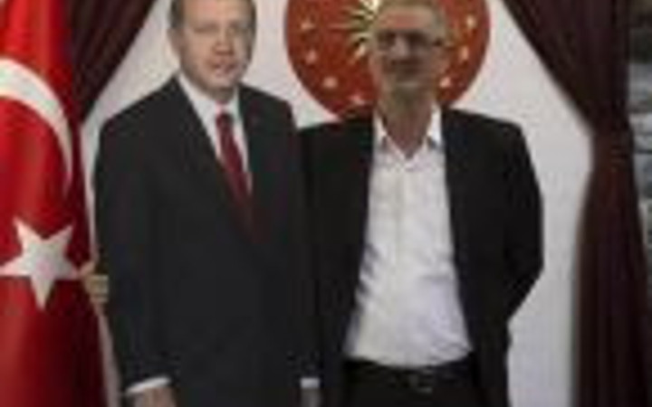 Erdoğan'ın maketi ile fotoğraf çektirdiler