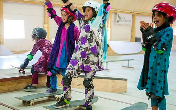 Bisiklet yasaklanınca Afgan kızlar kaykaya biniyor