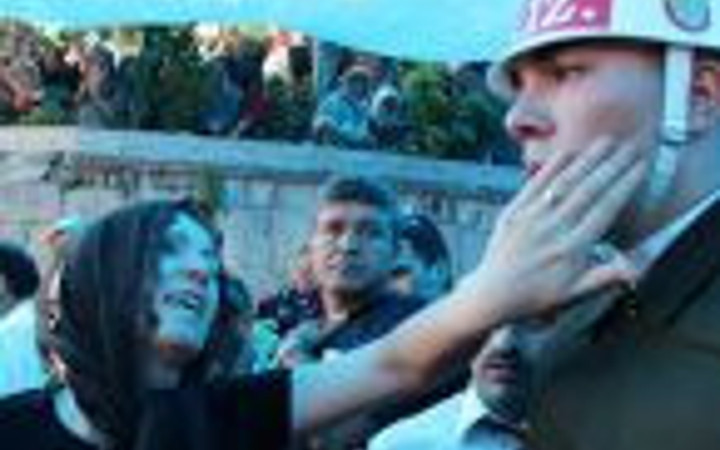 Askerin göz yaşlarını elleriyle sildi