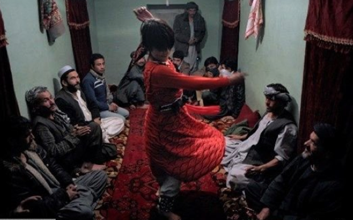 Erkek çocuklarının kabusu! Seksi kıyafetler giydirip...