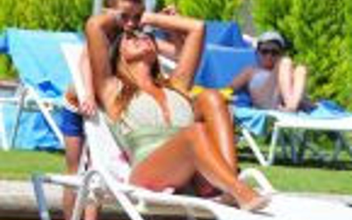 Özlem Yıldız yeni sevgilisi ile görüntülendi