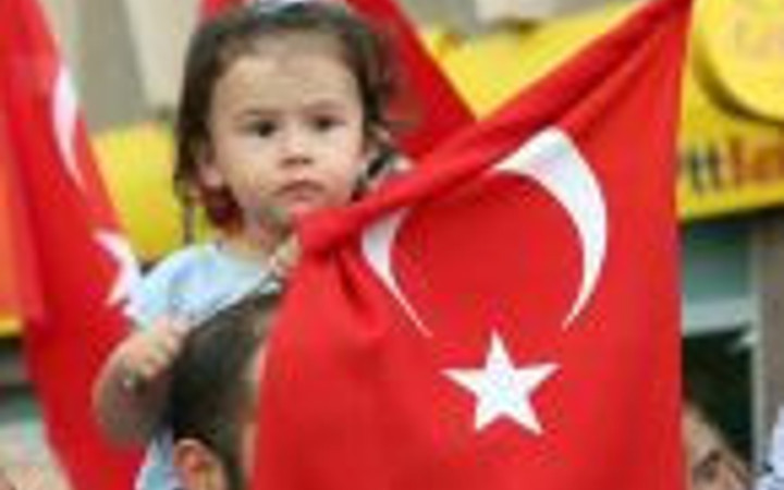 Bayrağı alan sokağa çıktı!