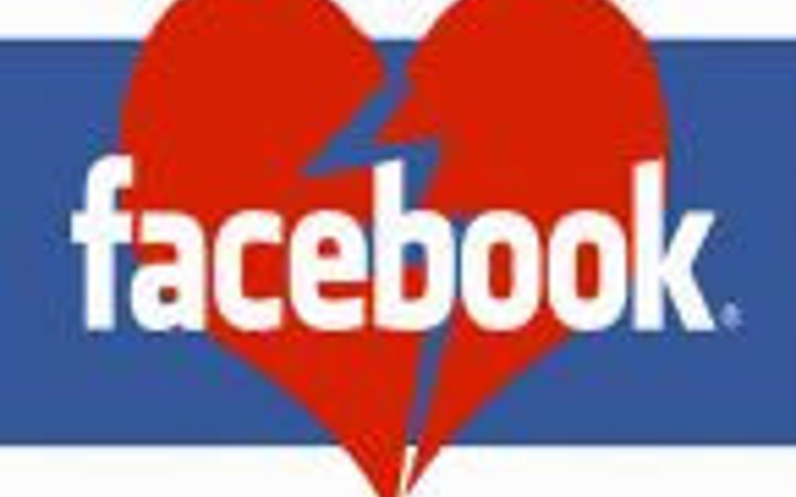 Eşinizi Facebook'tan  silin!