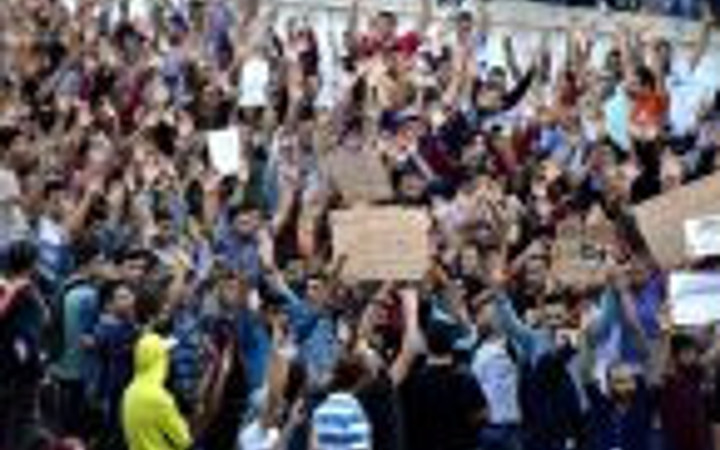 Sığınmacılar Almanya için bekliyor