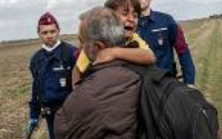 Ronaldo sahaya mülteci çocukla çıktı