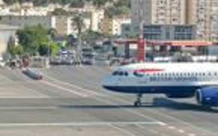 Ortasından otoban geçen havaalanı