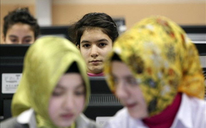 Reuters objektifinden imam hatipler