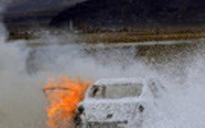 Servise kızdı otomobilini yaktı