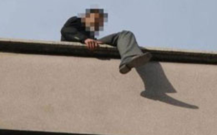 İntihar ederken bayıldı!