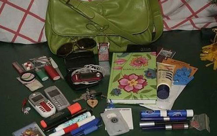 Bir kadın çantasına neler sığdırabilir?