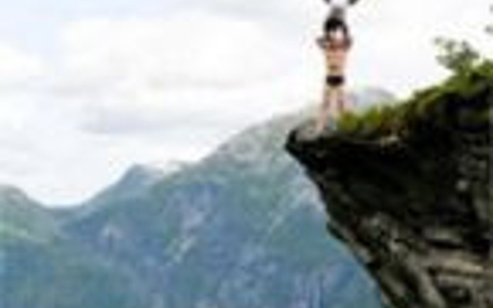 Uçurumun kenarında ne yapıyor?