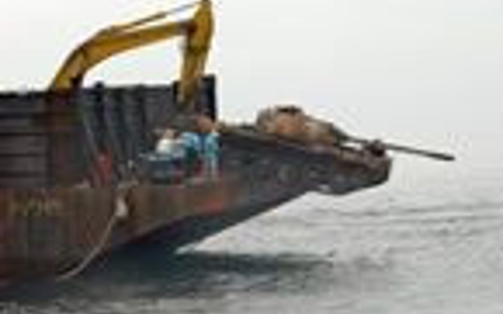 Çin malı tankları denize attılar