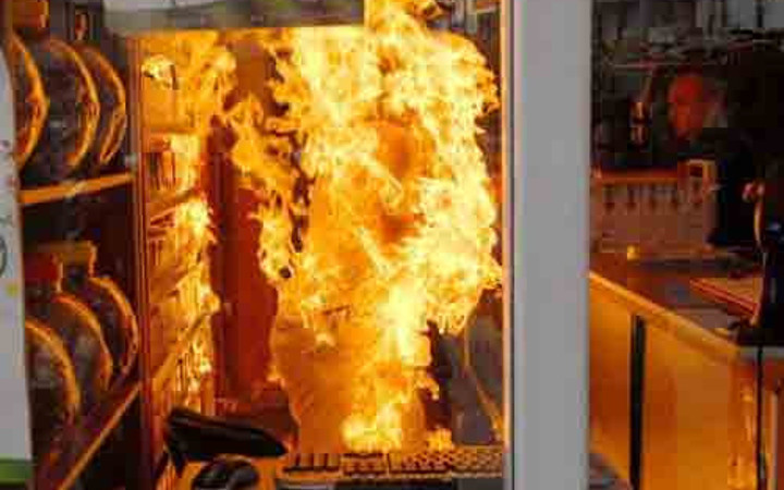 Esnaf kendini böyle ateşe verdi