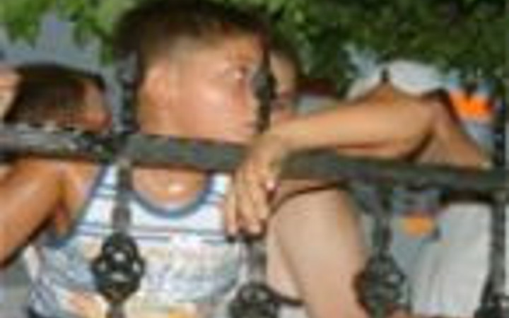 Kolu demir çubuğa saplandı