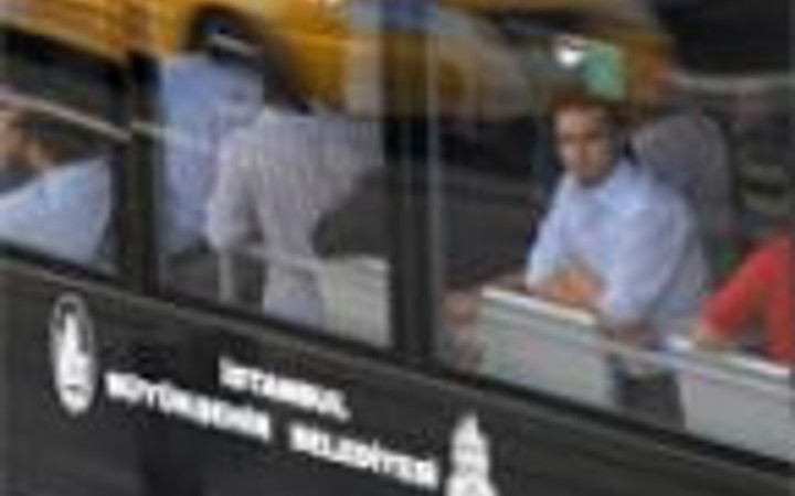 50 Metrobüs arka arkaya dizildi