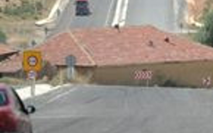 Yolun ortasında ev!