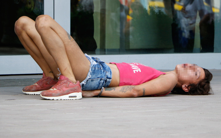 Antalya'da ortalığı birbirine katan Dilara hırsızlıktan tutuklandı