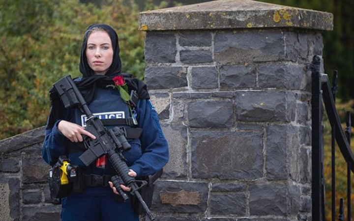 Yeni Zelanda'daki törende başörtüsü takan polisin kim olduğu ortaya çıktı